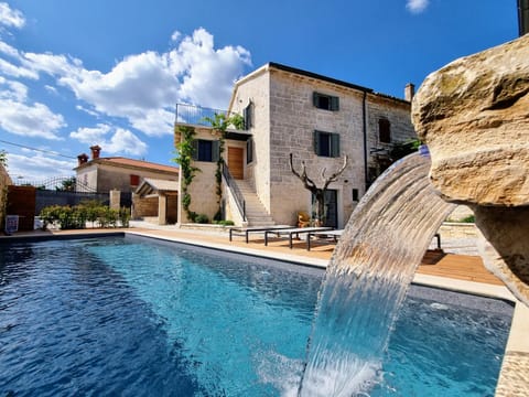 Property building, Day, Pool view, Swimming pool, sunbed