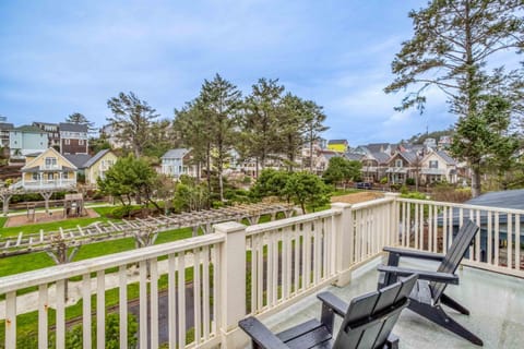 Hidden Treasures House in Lincoln City