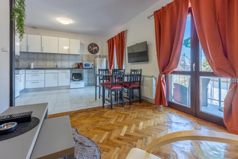 Kitchen or kitchenette, Living room, Seating area, Dining area