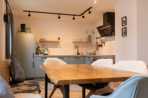 Kitchen or kitchenette, Seating area, stove