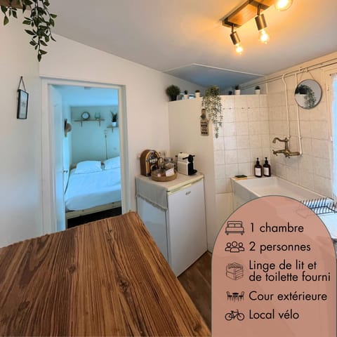 Kitchen or kitchenette, Dining area, Bedroom, stove, kitchen