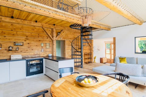 Kitchen or kitchenette, Living room, Seating area, Dining area, Food, pet friendly