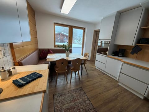 Coffee/tea facilities, Kitchen or kitchenette, Seating area, Dining area, stove