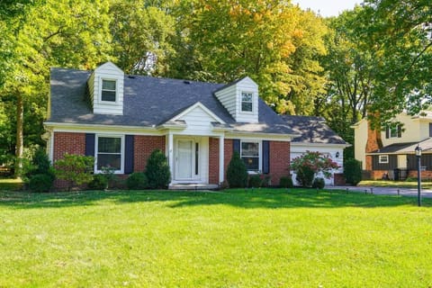 4BR/2.5BA Home boasting 2400sqft and Eat-in KTN Villa in Toledo