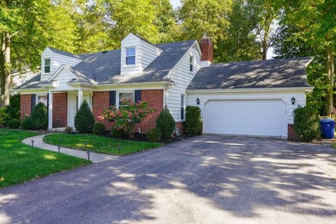 4BR/2.5BA Home boasting 2400sqft and Eat-in KTN Villa in Toledo