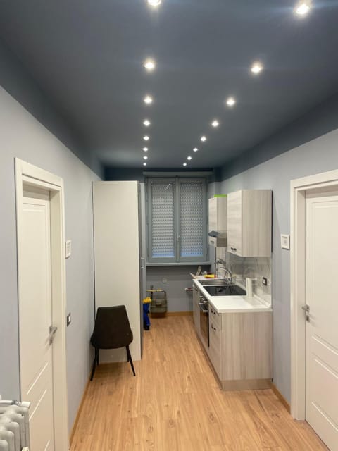 Kitchen or kitchenette, minibar, stove