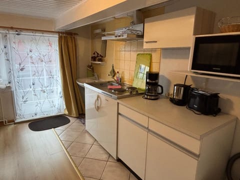 Coffee/tea facilities, Kitchen or kitchenette, stove, toaster