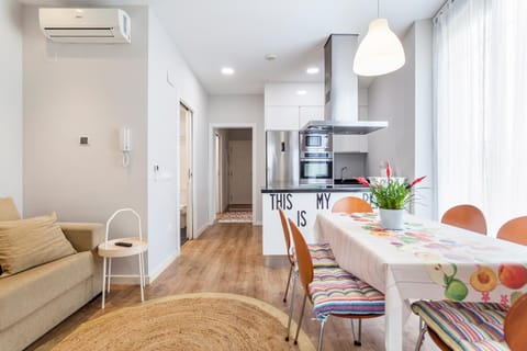 Kitchen or kitchenette, Living room, Seating area, Dining area, air conditioner