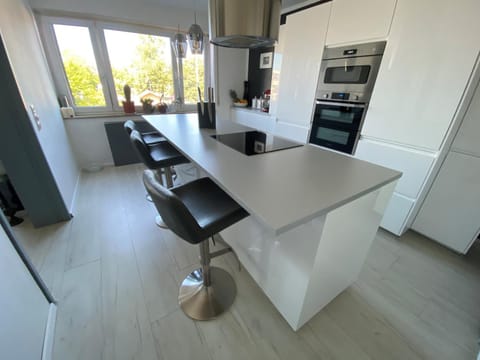 Kitchen or kitchenette, Dining area, dishwasher, minibar, pet friendly, stove