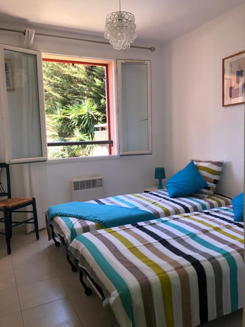 Bed, Photo of the whole room, Bedroom, storage