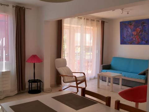 Communal lounge/ TV room, Living room, Seating area