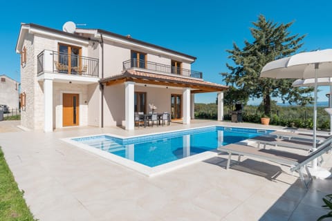 Property building, Patio, Day, Pool view, Swimming pool, sunbed