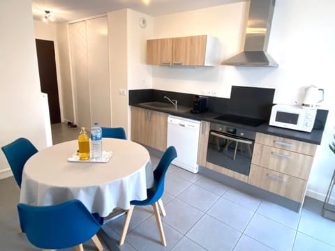 Kitchen or kitchenette, Food and drinks, dishwasher, pet friendly, stove