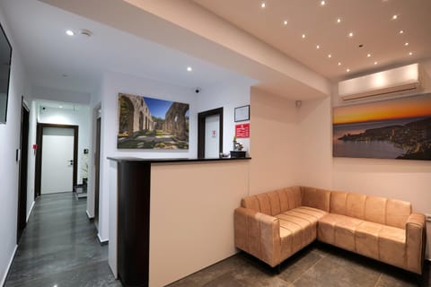 TV and multimedia, Lobby or reception, Seating area, air conditioner