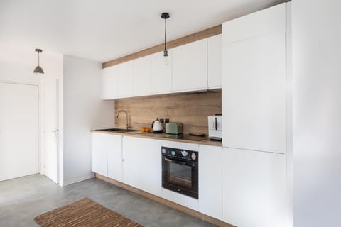 Coffee/tea facilities, Kitchen or kitchenette, dishwasher, stove, kitchen