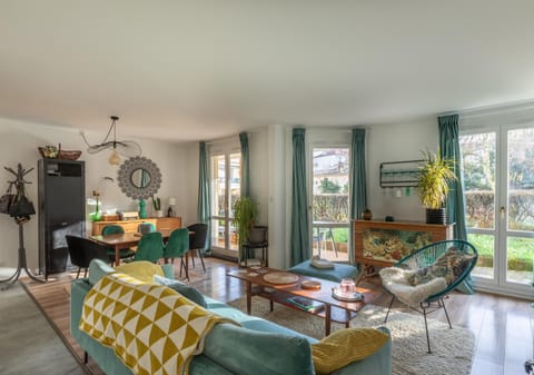 Living room, Lounge or bar, Seating area, Garden view, Meals, Dinner