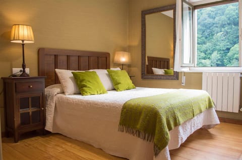 Bed, Photo of the whole room, Decorative detail, Bedroom