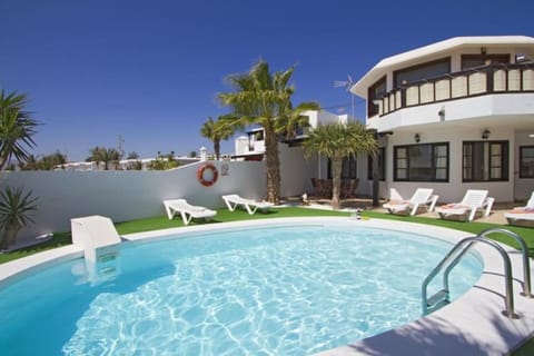 Patio, Swimming pool, sunbed