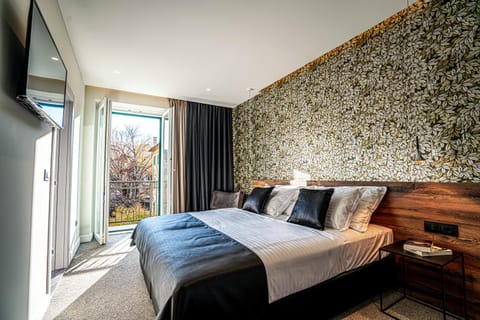 Bed, TV and multimedia, Bedroom