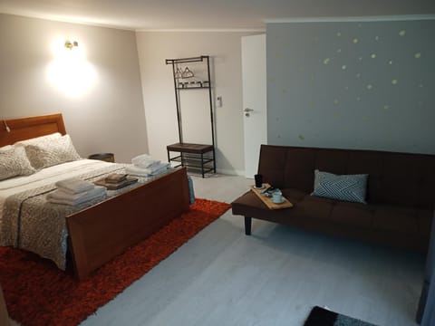 Living room, Bedroom, towels