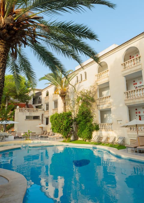 Property building, Facade/entrance, Day, Swimming pool, Swimming pool
