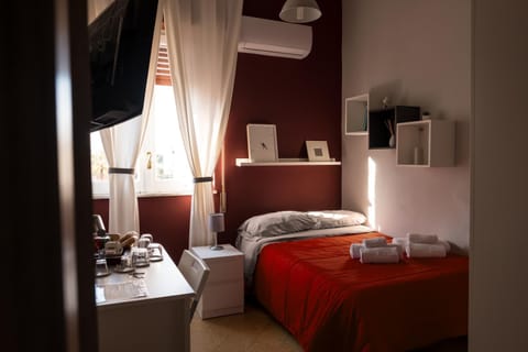 Bed, TV and multimedia, Photo of the whole room, Bedroom, hair dresser, internet, towels, air conditioner