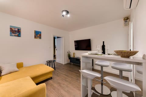 TV and multimedia, Seating area, Dining area, Evening entertainment