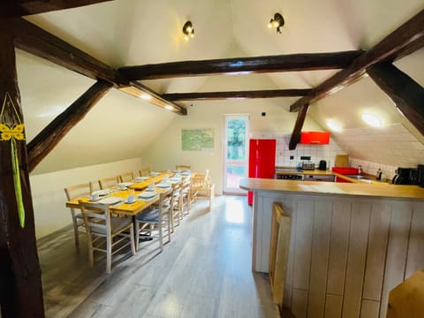 Kitchen or kitchenette, Living room, Seating area, Dining area, Food, minibar, pet friendly, stove