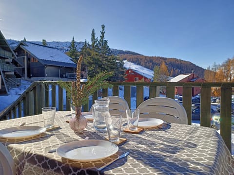 Patio, Mountain view