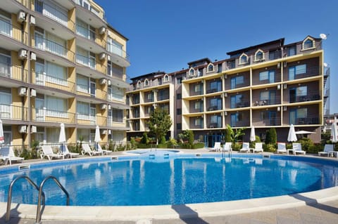 Property building, Patio, Day, Pool view, Swimming pool, sunbed