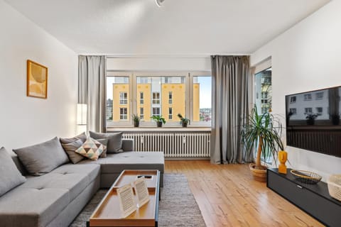 Communal lounge/ TV room, TV and multimedia, Living room, Seating area, Evening entertainment, internet