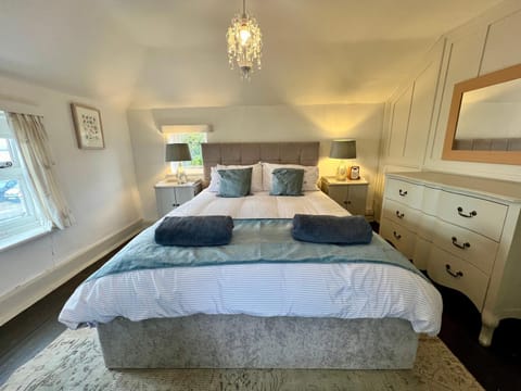 Cosy Coastal 2-Bedroom Cottage with Hot Tub and Log Burner House in Mersea Island