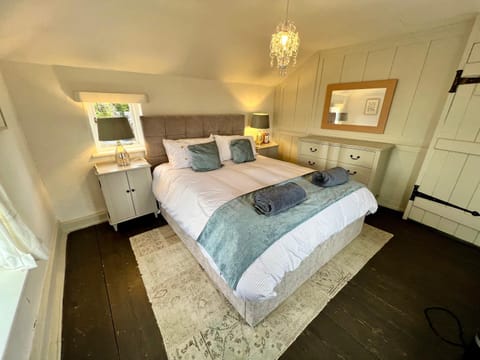Cosy Coastal 2-Bedroom Cottage with Hot Tub and Log Burner House in Mersea Island