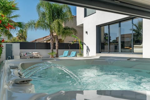 Hot Tub, Swimming pool