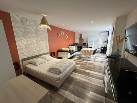 Communal lounge/ TV room, TV and multimedia, Seating area, Bedroom