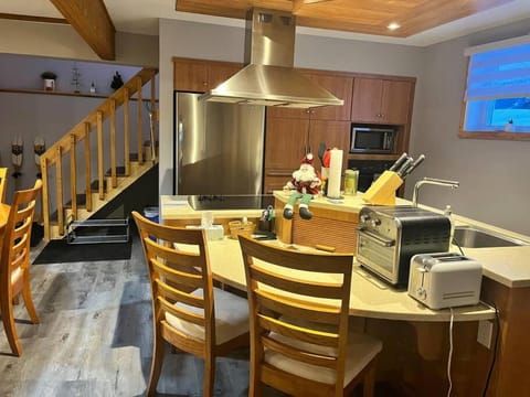 Kitchen or kitchenette, minibar