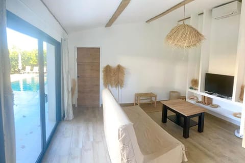 TV and multimedia, Living room, Seating area, Pool view