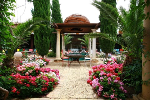 Property building, Restaurant/places to eat