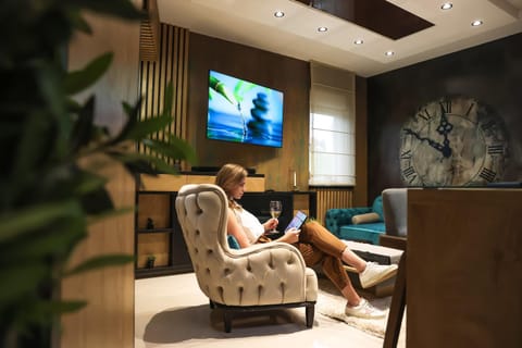 Communal lounge/ TV room, People, TV and multimedia, Living room, Seating area, Evening entertainment, group of guests