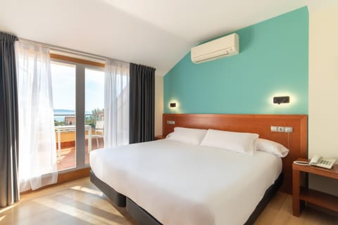 Bed, Photo of the whole room, Bedroom, air conditioner
