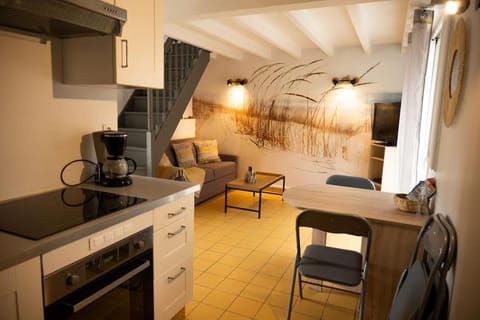 Kitchen or kitchenette, Dining area, oven, stove