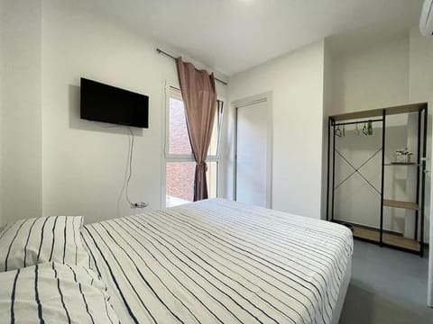 Bed, TV and multimedia, Photo of the whole room, Bedroom, wardrobe