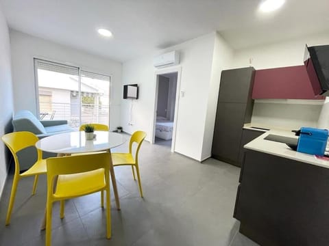 Kitchen or kitchenette, Living room, Seating area, Dining area, pet friendly, air conditioner