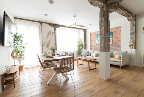 TV and multimedia, Living room, Seating area, Dining area