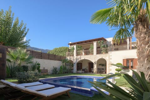 Property building, Day, Garden, Pool view, Swimming pool, sunbed