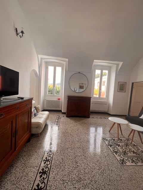 TV and multimedia, Living room, Seating area, Evening entertainment