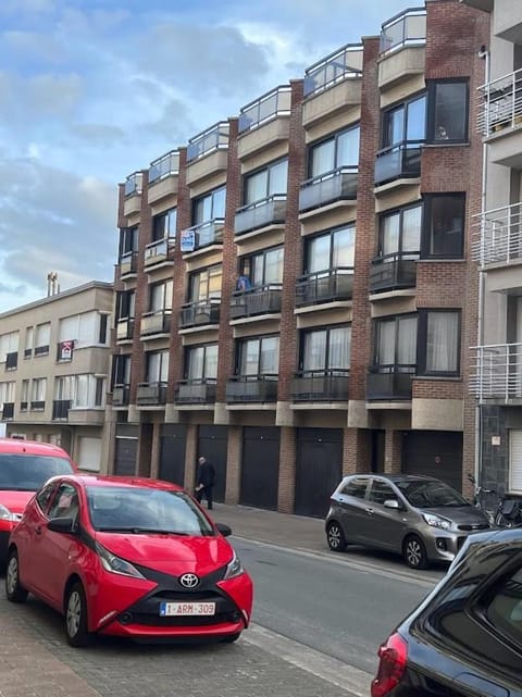 Property building, Neighbourhood, Street view, Location, Quiet street view, Parking