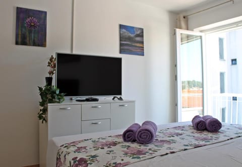 Bed, TV and multimedia, Balcony/Terrace, Balcony/Terrace, Bedroom, towels, towels, wardrobe