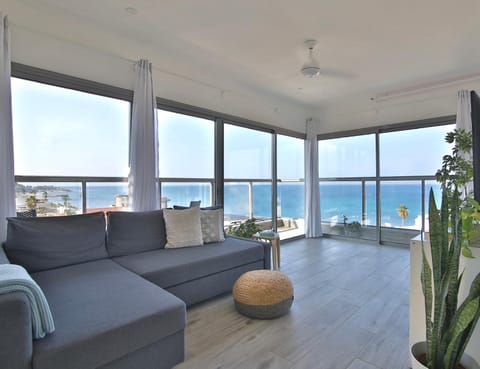 View (from property/room), Balcony/Terrace, Living room, Sea view