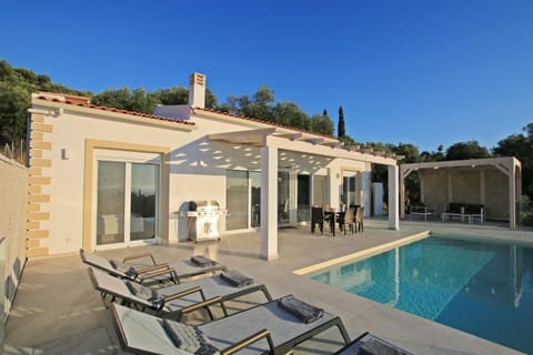 Property building, Balcony/Terrace, Swimming pool, Swimming pool, sunbed